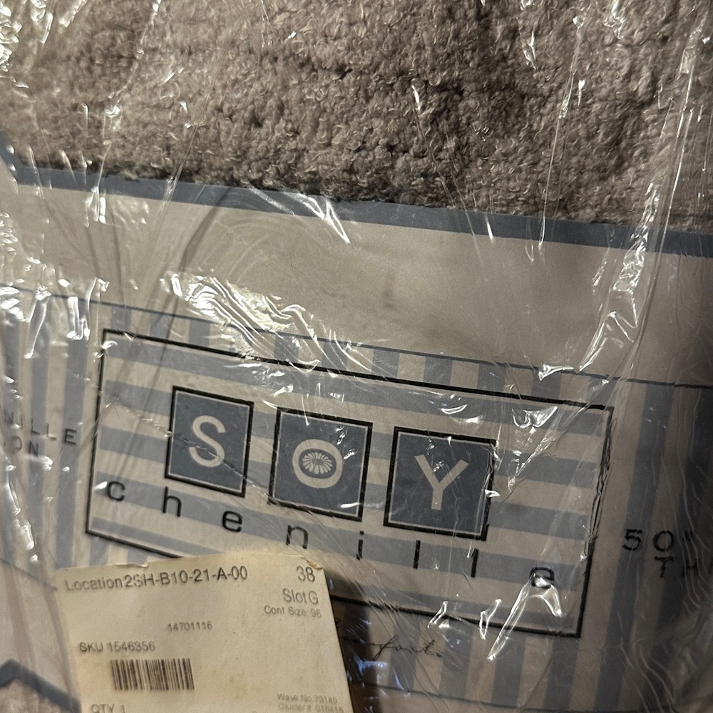 NIP Soy Chenille 50” x 60” blanket SOO SOFT!!